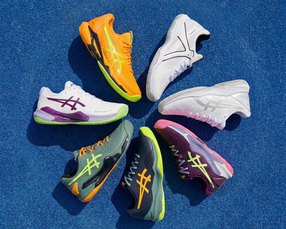 Overhead shot of seven colorful padel shoes arranged in a circle on a blue padel court